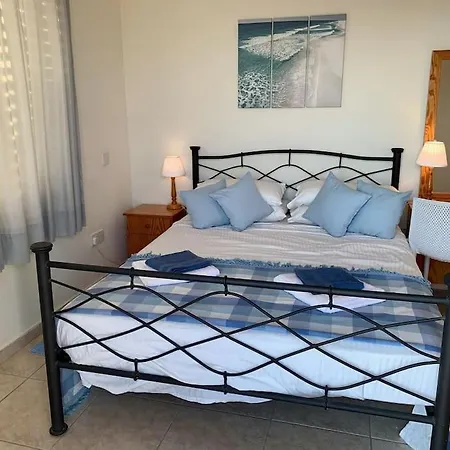 Pretty Peyia פאפוס